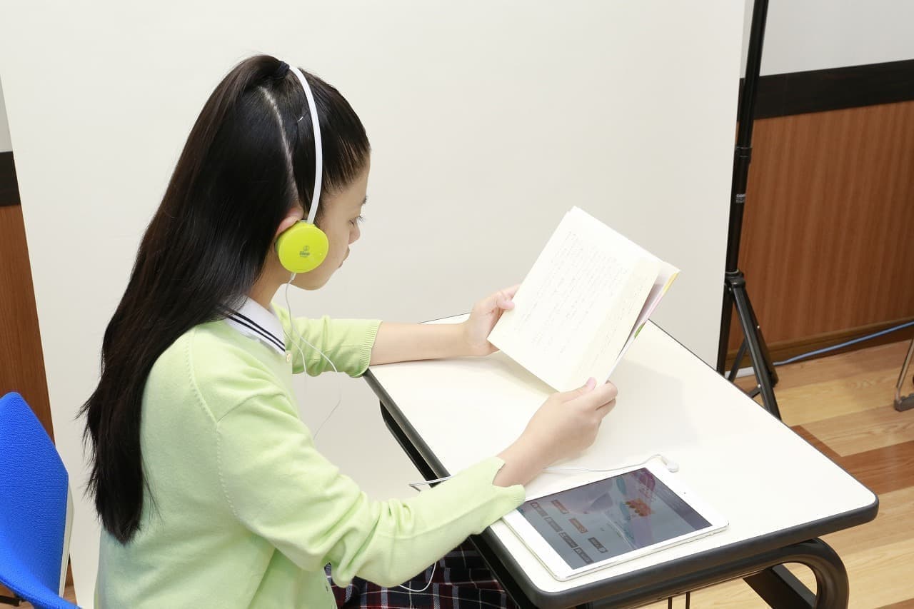プロのナレーターによる朗読音声を用意